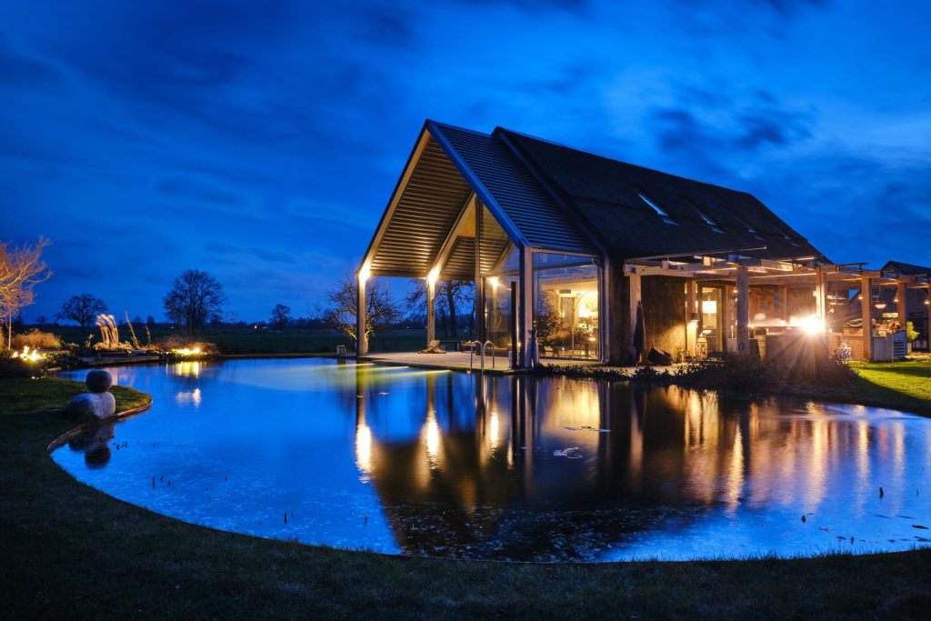Zwemvijver-met-sfeer-tuinverlichting