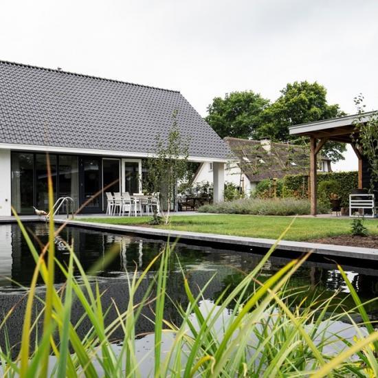 Landelijke tuin met zwemvijver en overkapping in Diepenveen 2