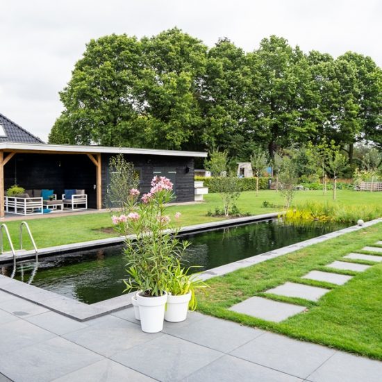 Landelijke tuin met zwemvijver en overkapping in Diepenveen