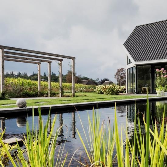 Landelijke tuin met zwemvijver en overkapping in Diepenveen 7