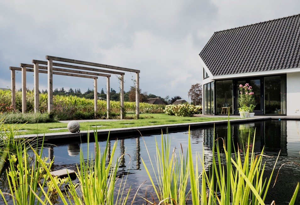 Landelijke tuin met zwemvijver en overkapping in Diepenveen 7