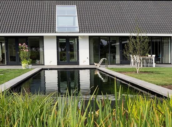 Landelijke tuin met zwemvijver en overkapping in Diepenveen 8