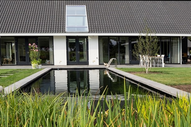 Landelijke tuin met zwemvijver en overkapping in Diepenveen 8