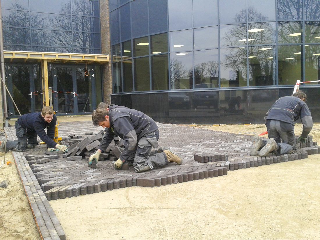 Bestrating-aanleggen-in-een-bedrijfstuin-e1537966700517