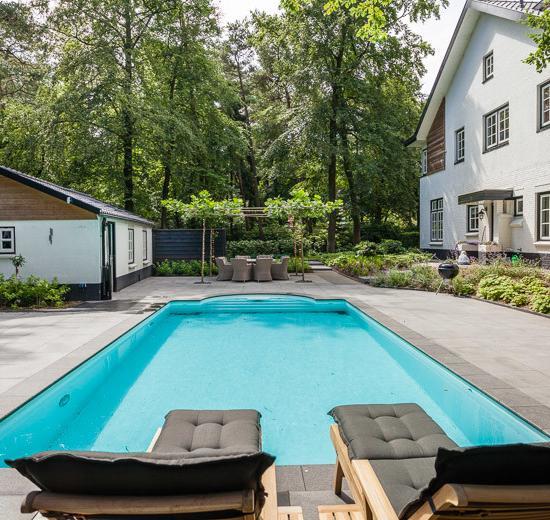 Een zwembad in je tuin aan laten leggen