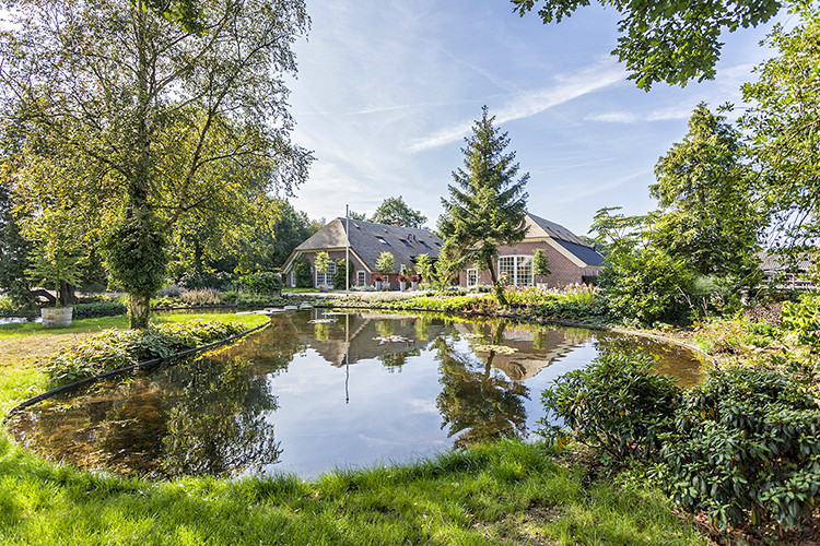 Landelijke tuin aan laten leggen door Vos Tuinvisie