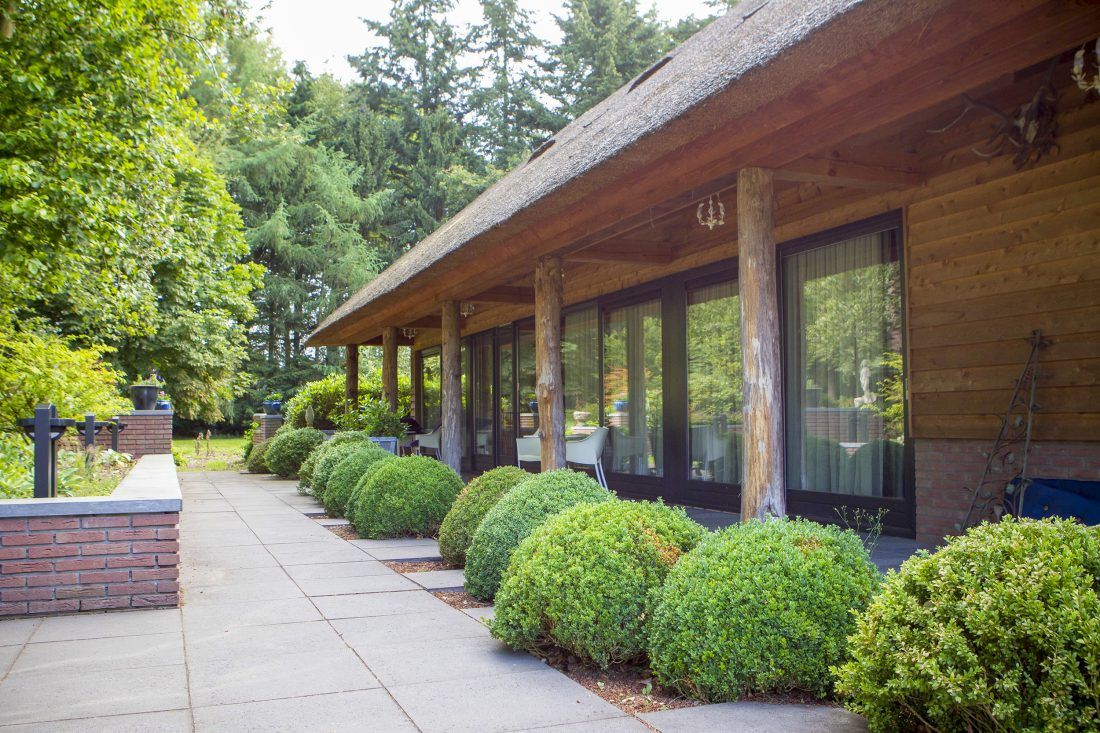 Landelijke-tuin-aan-laten-leggen-in-Vaassen-door-hoveniersbedrijf-Vos-Tuinvisie-e1538063375204
