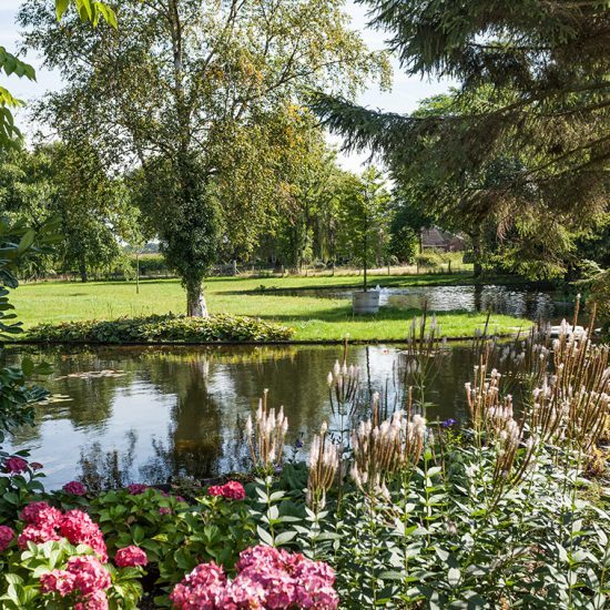 Landelijke tuin laten aanleggen door hoveniersbedrijf Vos Tuinvisie