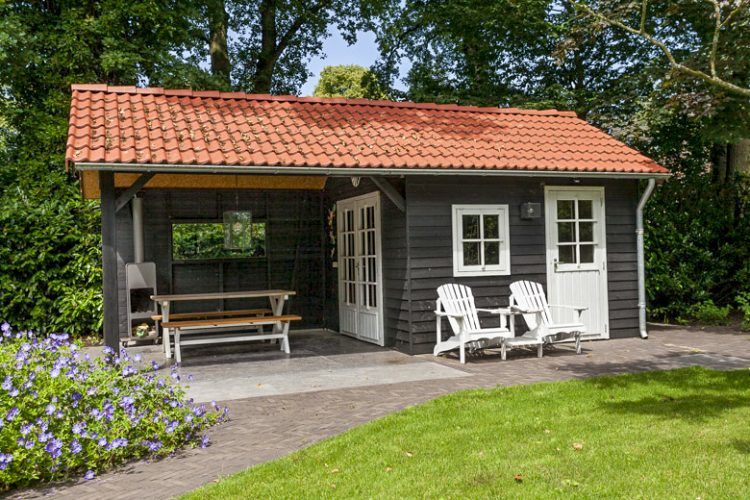 Tuinhuis-met-overkapping-in-aangelegde-bostuin-in-Epe-e1537966458832