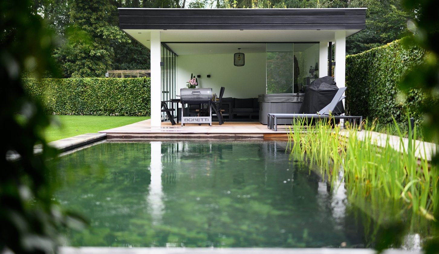 Moderne tuin met zwemvijver