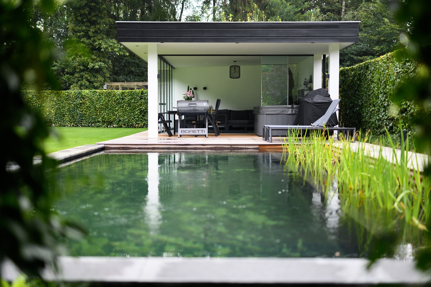 Moderne tuin met zwemvijver