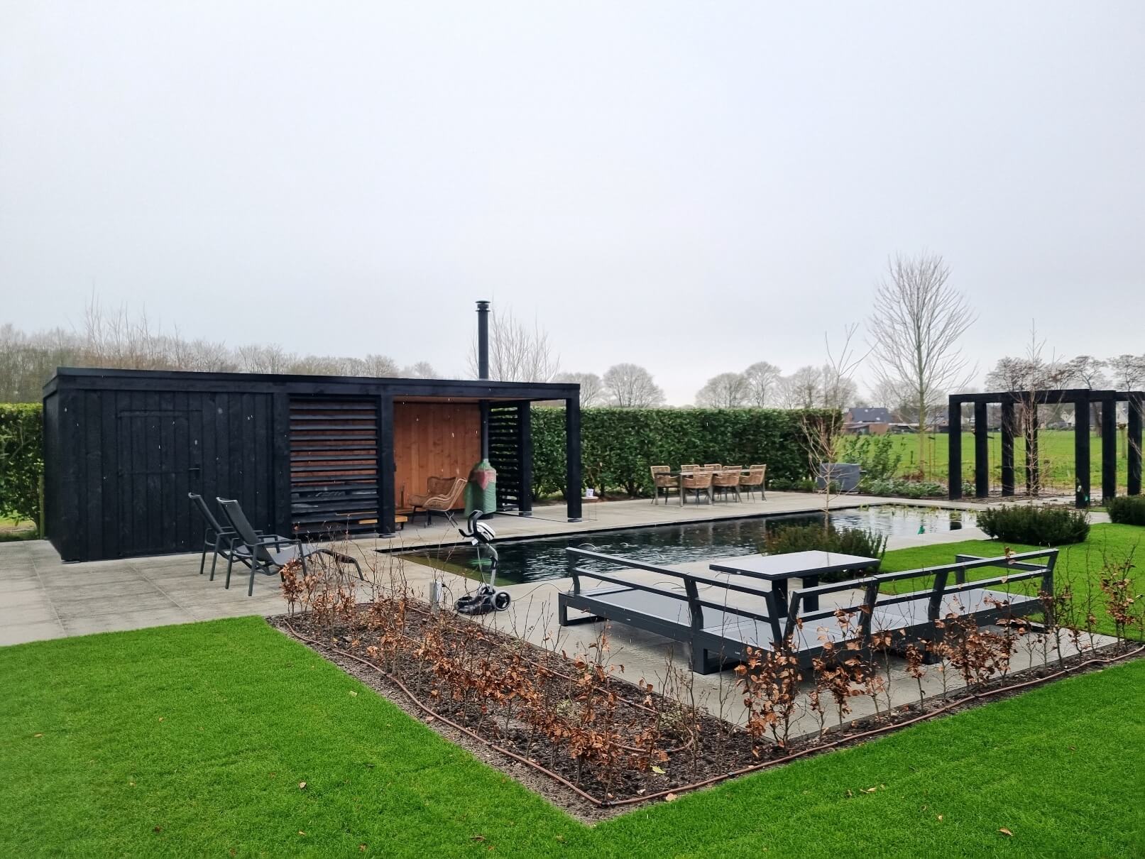 Tuinaanleg met moderne overkapping en zwemvijver Heerde