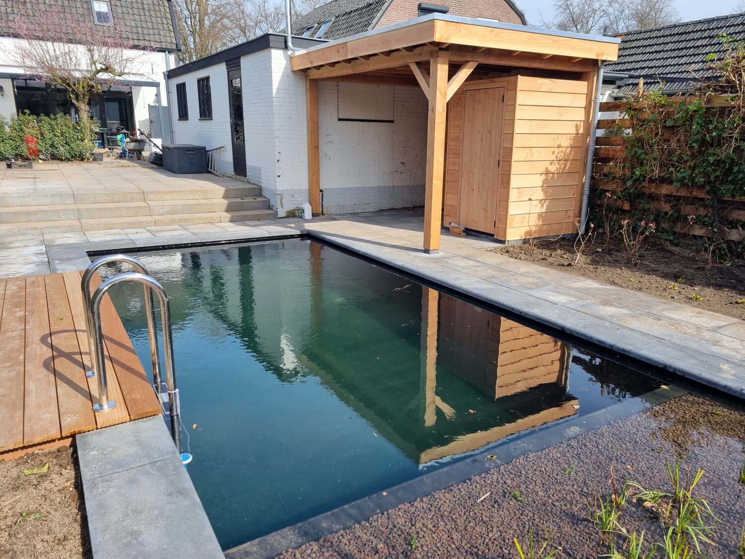 Zwemvijver Leersum met overkapping voor jacuzzi met kleedhokje