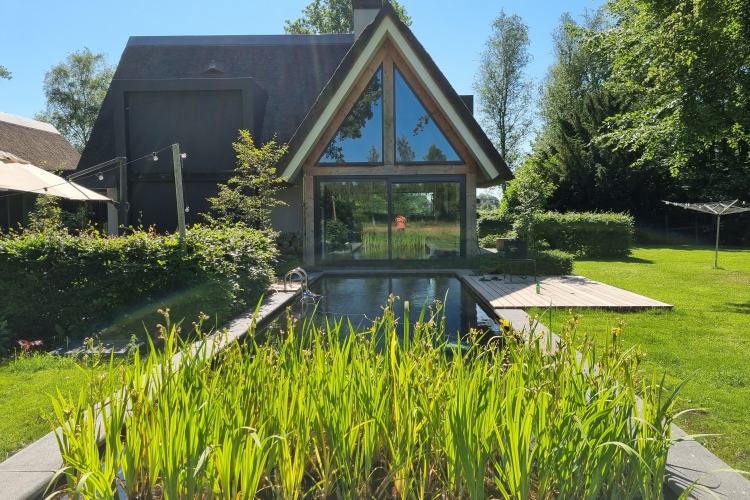 zwemvijver aanleg met hardhouten vlonders in Epe Vos Tuinvisie