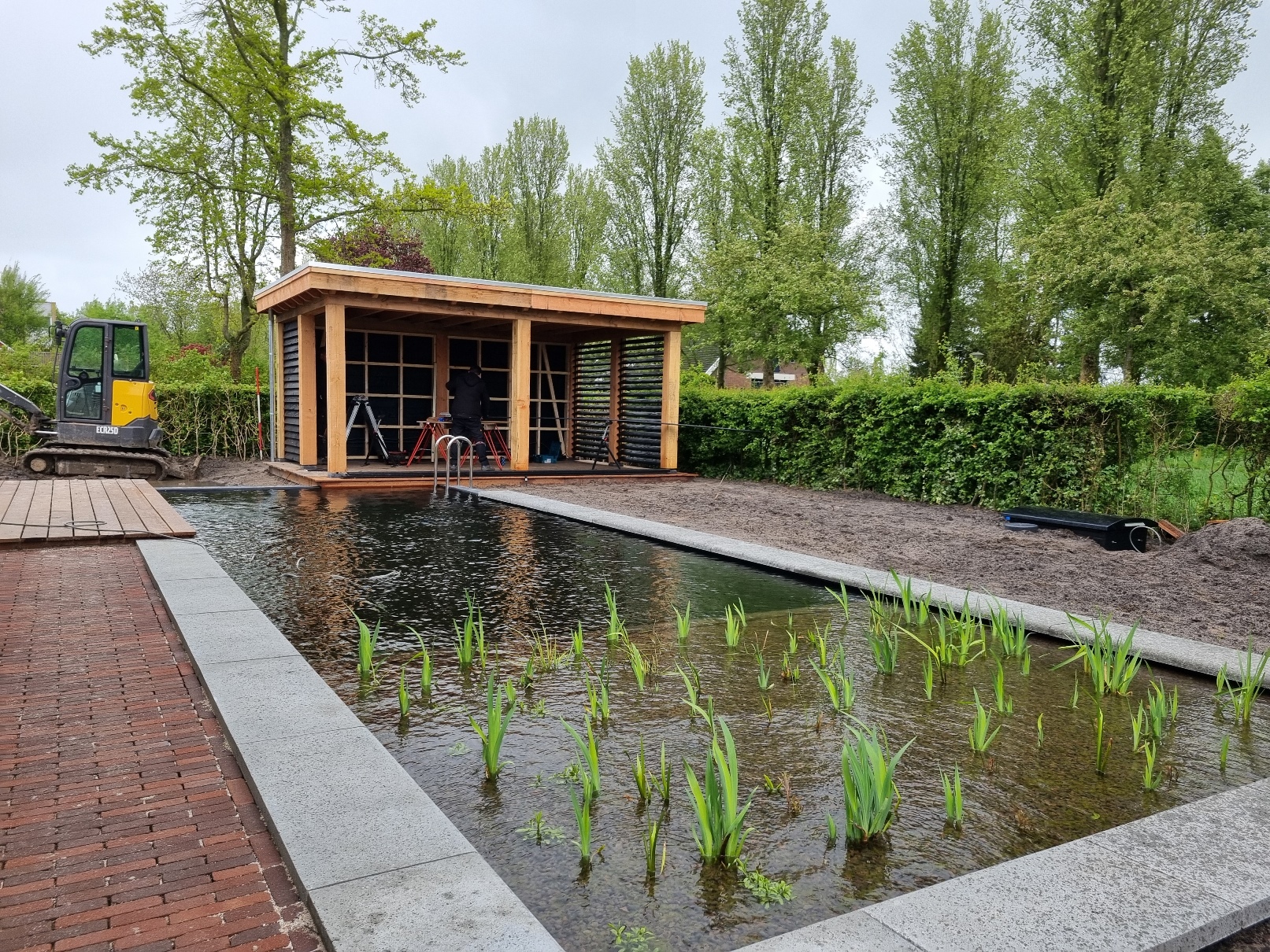 Aanleg-zwemvijver-met-houten-overkapping-in-Zwolle