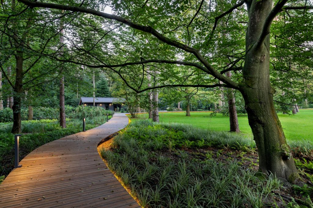 Exclusieve tuin met vlonder op de Veluwe