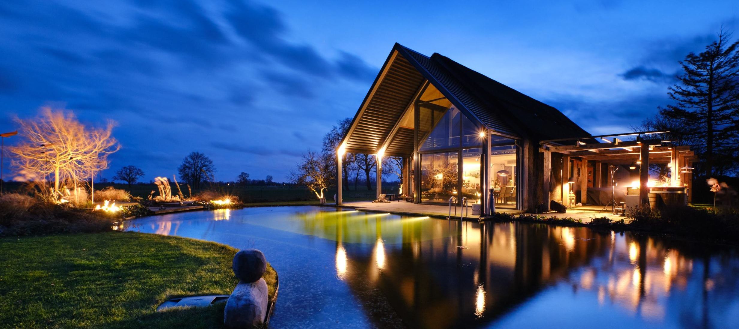 Tuinverlichting aan laten leggen Hoveniersbedrijf Vos Tuinvisie