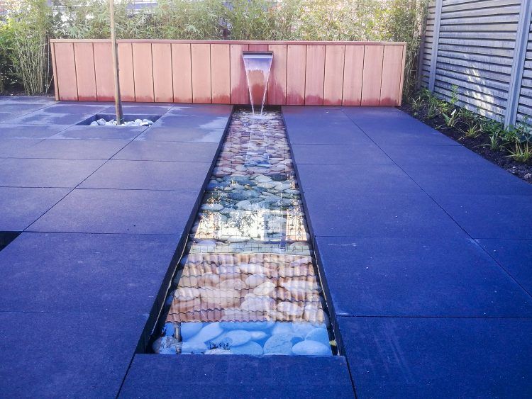 Hardhouten-zitbank-met-rvs-waterval-en-watergoot-e1546598507224