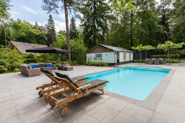 Tuin met zwembad in Epe door Vos Tuinvisie