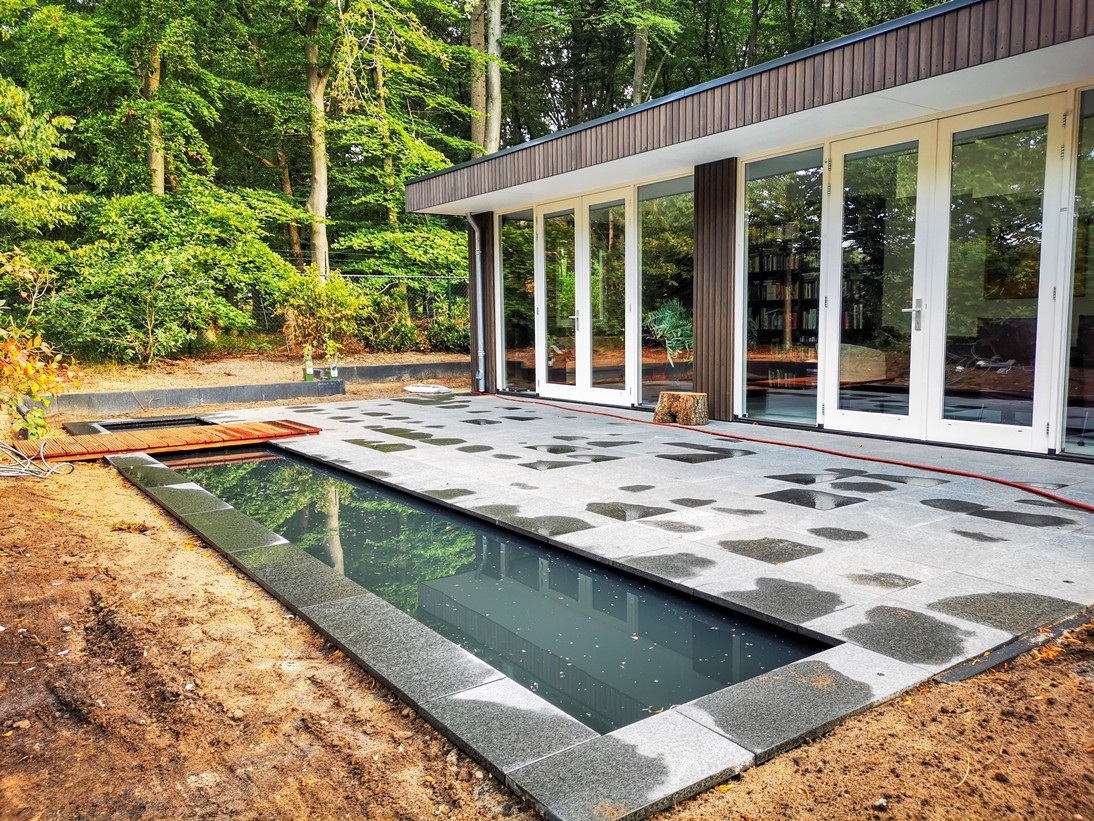 Vijver-aanleg-in-Epe-met-houten-bruggetje