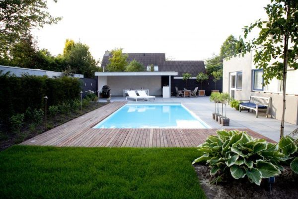 Zwembad-met-vlonder-aanleg-in-Zeewolde-e1538064379953