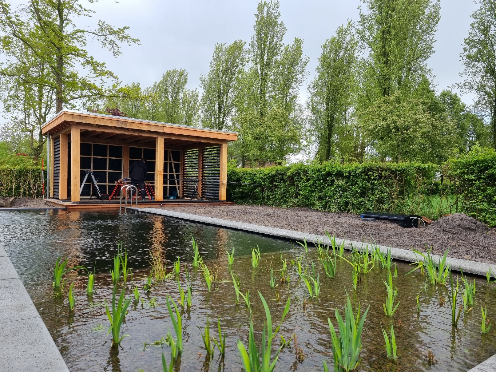 Zwemvijver-aanleg-met-houten-overkapping-Zwolle