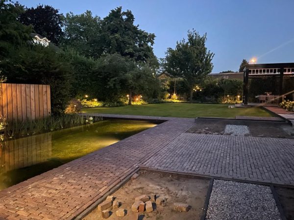 Zwemvijver-met-klinker-rand-in-Bathmen-Vos-tuinvisie