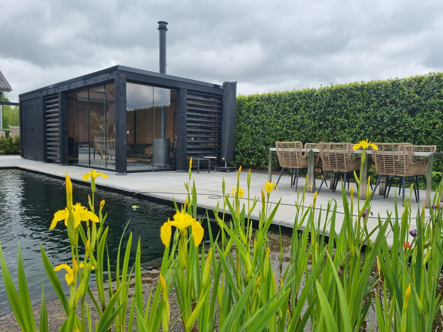 Luxe tuinhuis bij een zwembad of zwemvijver